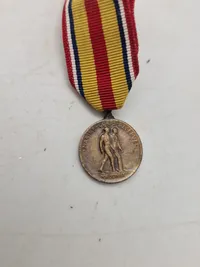 Samling diverse militære medaljer, vinger mm.