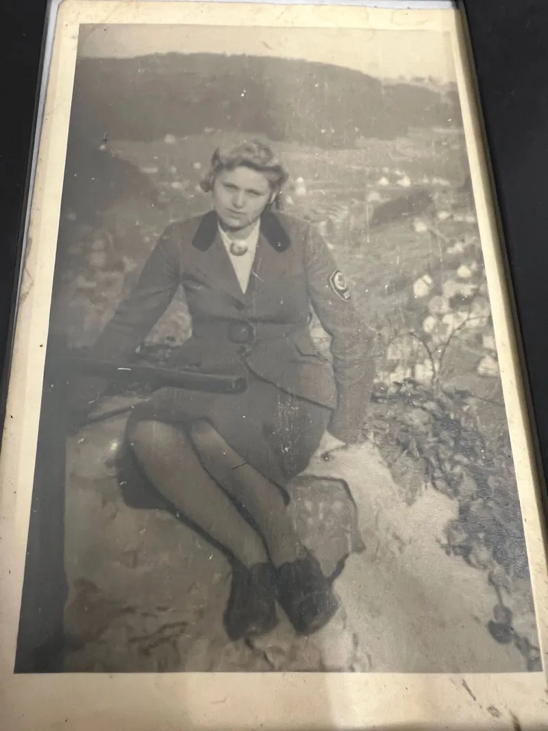 Originalt Tysk WW2 foto af kvinde i uniform