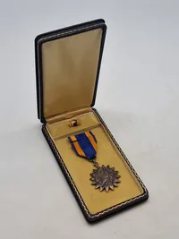 Original ww2 Air Medal med kasse. Navngivet til Sgt Albert Powers i 1944