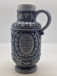 Original kande med motiv af forsvarsministeren og militære mottoer