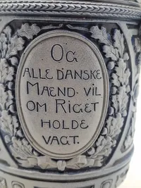 Original kande med motiv af forsvarsministeren og militære mottoer