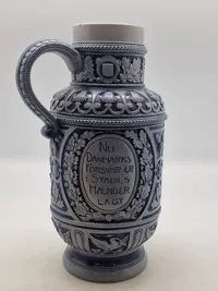 Original kande med motiv af forsvarsministeren og militære mottoer