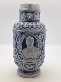 Original kande med motiv af forsvarsministeren og militære mottoer