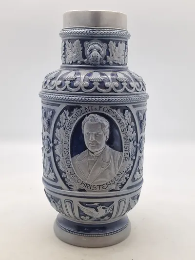 Original kande med motiv af forsvarsministeren og militære mottoer