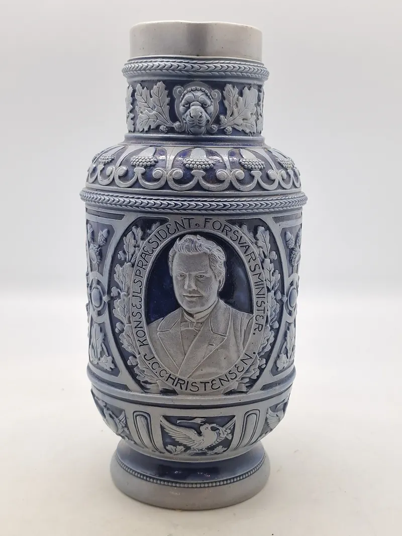 Original kande med motiv af forsvarsministeren og militære mottoer
