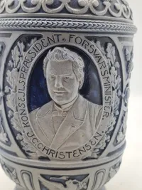 Original kande med motiv af forsvarsministeren og militære mottoer