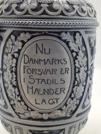 Original kande med motiv af forsvarsministeren og militære mottoer
