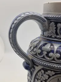 Original kande med motiv af forsvarsministeren og militære mottoer
