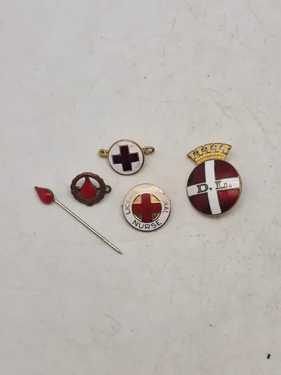 Lot diverse røde kors og donor pins