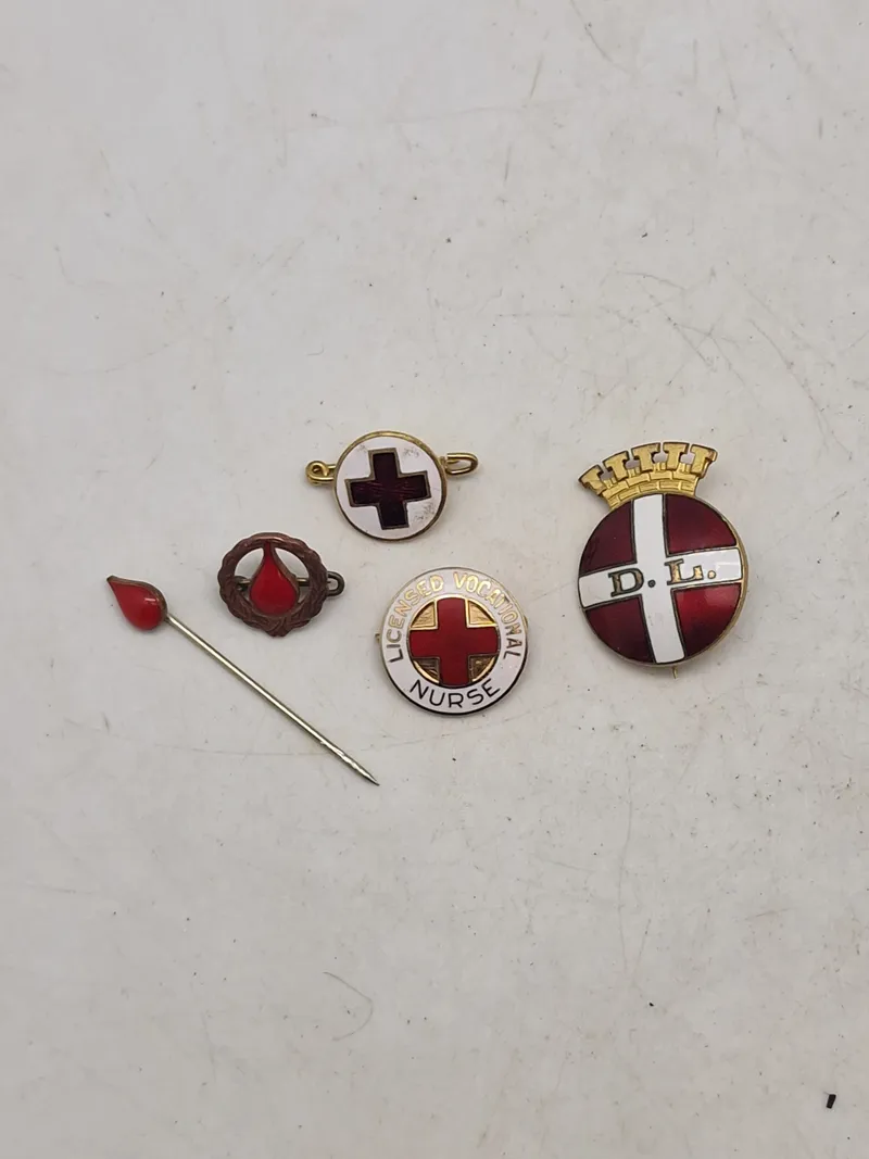 Lot diverse røde kors og donor pins