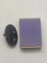 Originalt Combat Medical Badge (CMB) i sort mat finish, som er en militær udmærkelse fra den amerikanske hær.