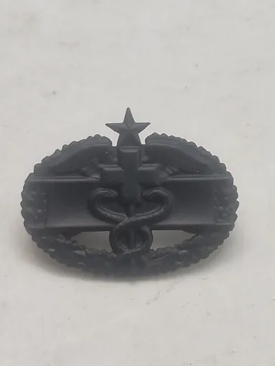 Originalt Combat Medical Badge (CMB) i sort mat finish, som er en militær udmærkelse fra den amerikanske hær.