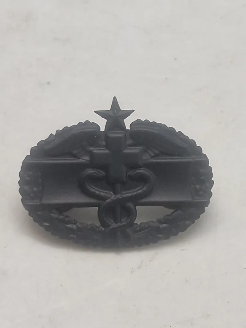 Originalt Combat Medical Badge (CMB) i sort mat finish, som er en militær udmærkelse fra den amerikanske hær.