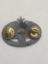 Originalt Combat Medical Badge (CMB) i sort mat finish, som er en militær udmærkelse fra den amerikanske hær.