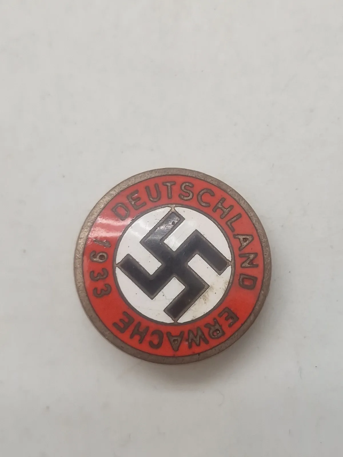 Tysk WWII - Emaliemærke ""DEUTSCHLAND ERWACHT 1933" - stemplet og god kvalitet - efterkrigs