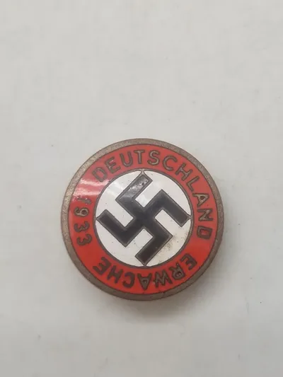 Tysk WWII - Emaliemærke ""DEUTSCHLAND ERWACHT 1933" - stemplet og god kvalitet - efterkrigs