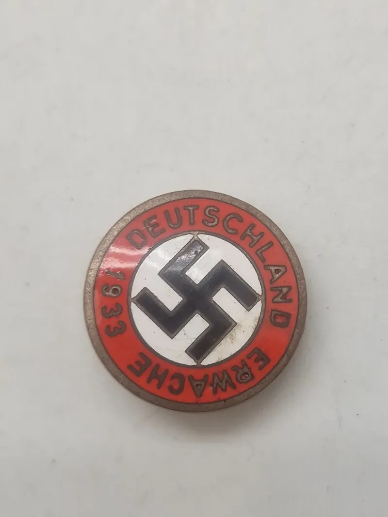 Tysk WWII - Emaliemærke ""DEUTSCHLAND ERWACHT 1933" - stemplet og god kvalitet - efterkrigs
