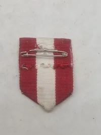 Medaljeæske med teksten i låget: Integritas: Redelighed - Fidelitas: Trofasthed - Virtus: Dygtighed + rødt/hvidt medaljebånd