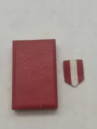 Medaljeæske med teksten i låget: Integritas: Redelighed - Fidelitas: Trofasthed - Virtus: Dygtighed + rødt/hvidt medaljebånd