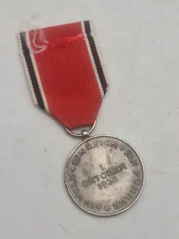 Tysk WWII - medalje: 1. Oktober 1938 med bånd - efterkrigs
