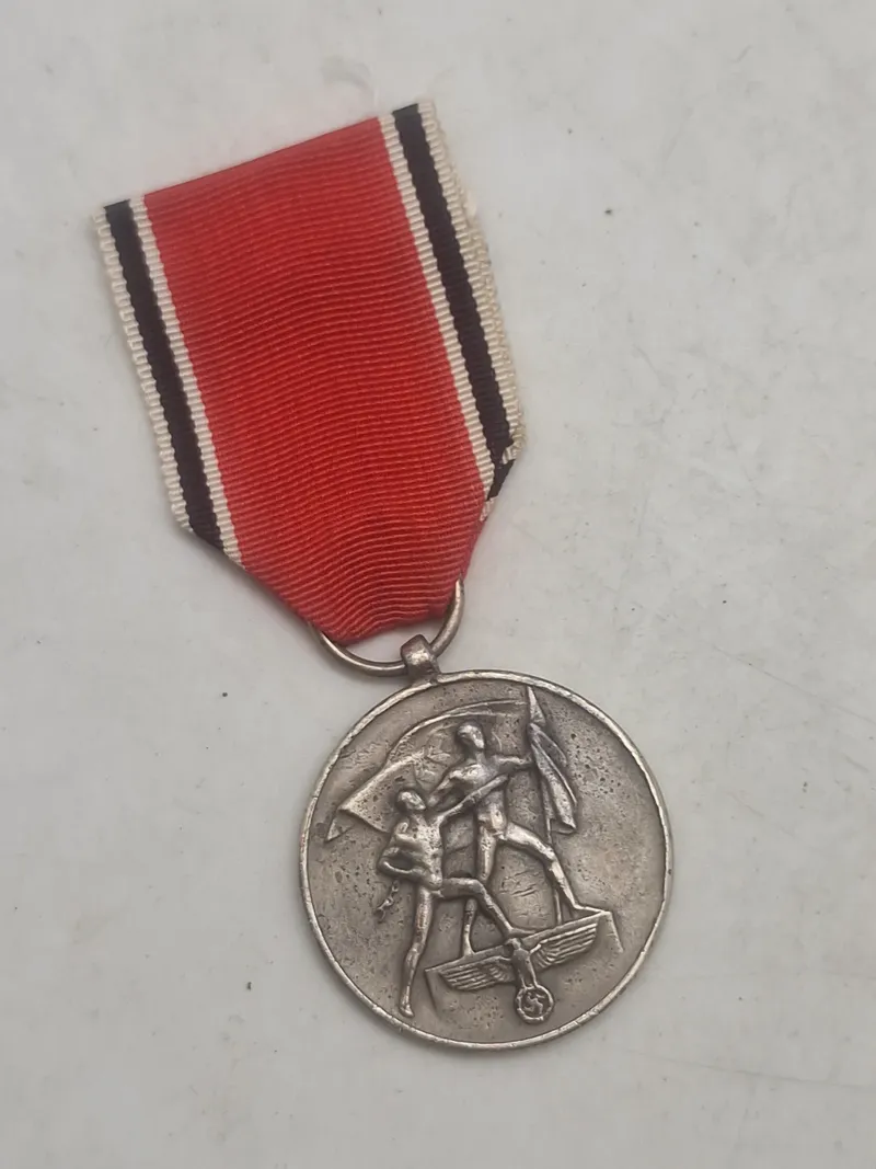 Tysk WWII - medalje: 1. Oktober 1938 med bånd - efterkrigs