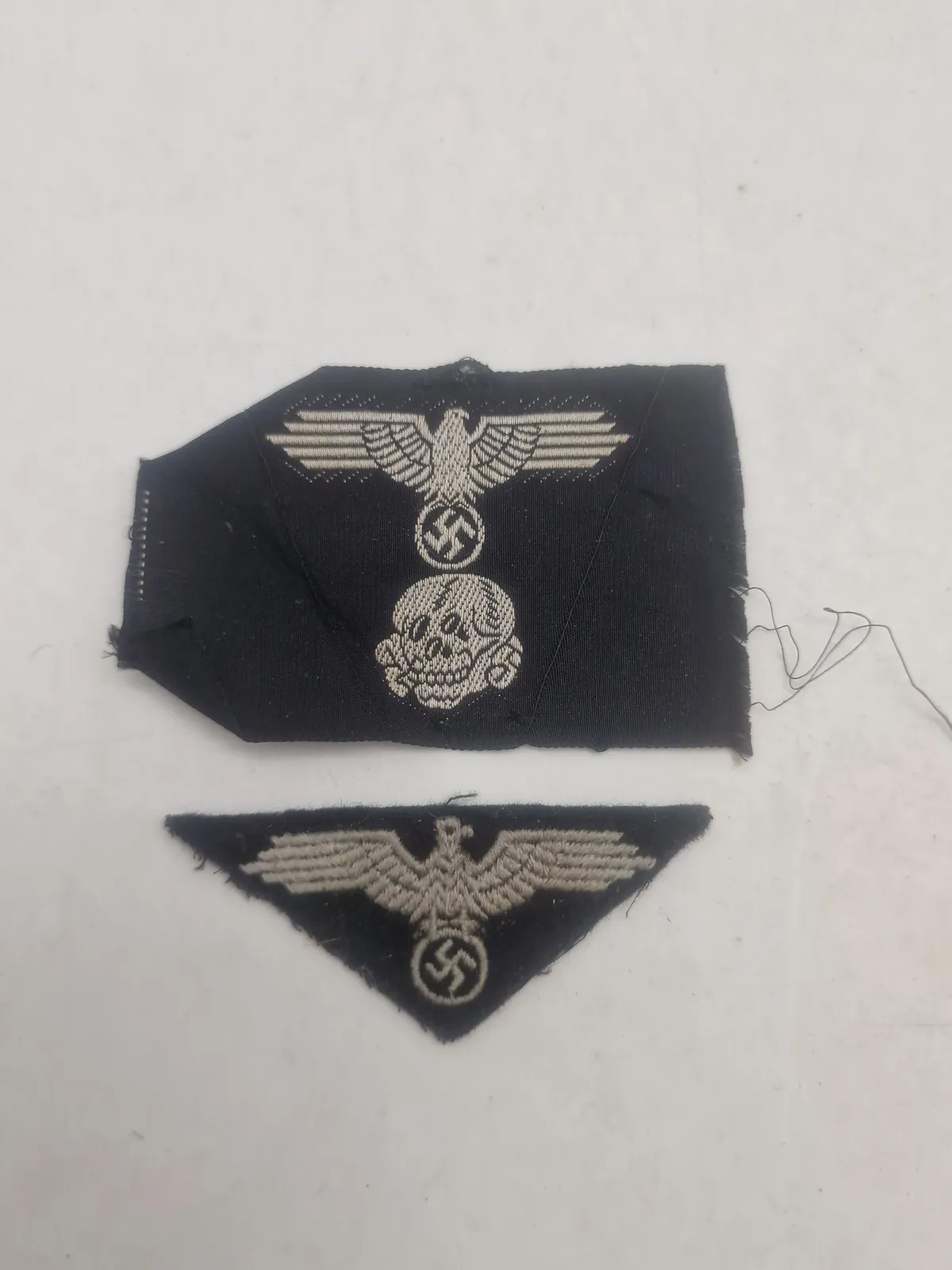 Tysk WWII - 2 stofmærker til huer - 1 tidlig Waffen-SS til skråhue og 1 til Waffen-SS M43 Panzer - efterkrigs