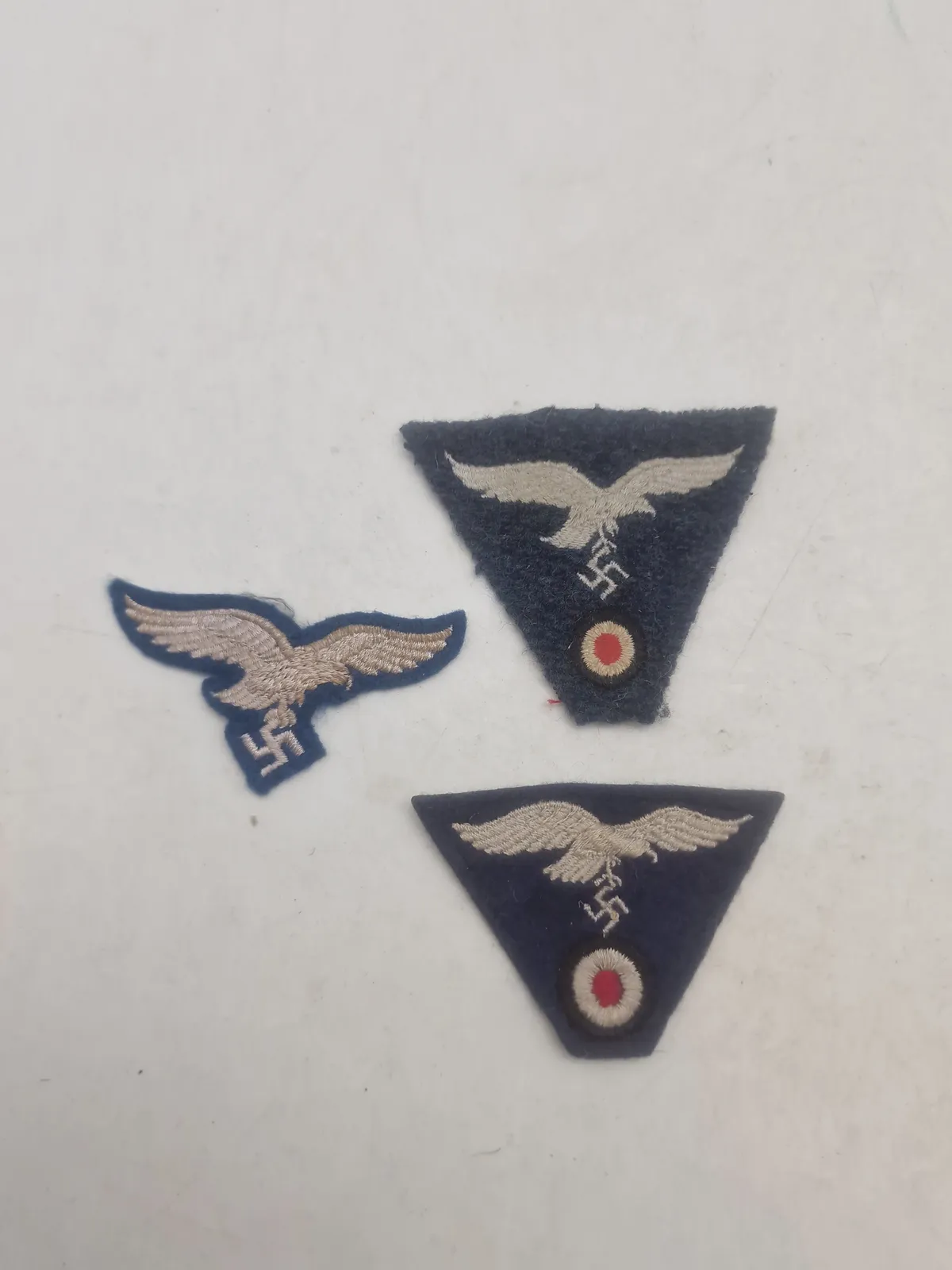 Tysk WWII - 3 stofmærker til huer - 1 ørn til skråhue/M43 og 2 stk. ørn med kokarde til M43 hue - efterkrigs