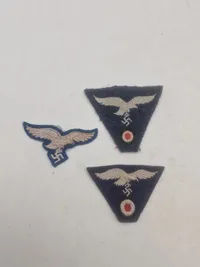 Tysk WWII - 3 stofmærker til huer - 1 ørn til skråhue/M43 og 2 stk. ørn med kokarde til M43 hue - efterkrigs