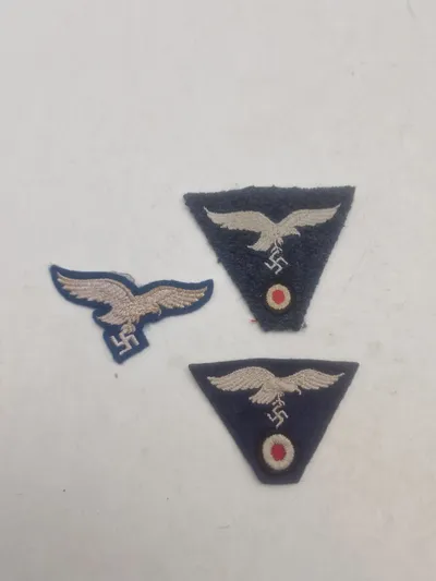 Tysk WWII - 3 stofmærker til huer - 1 ørn til skråhue/M43 og 2 stk. ørn med kokarde til M43 hue - efterkrigs