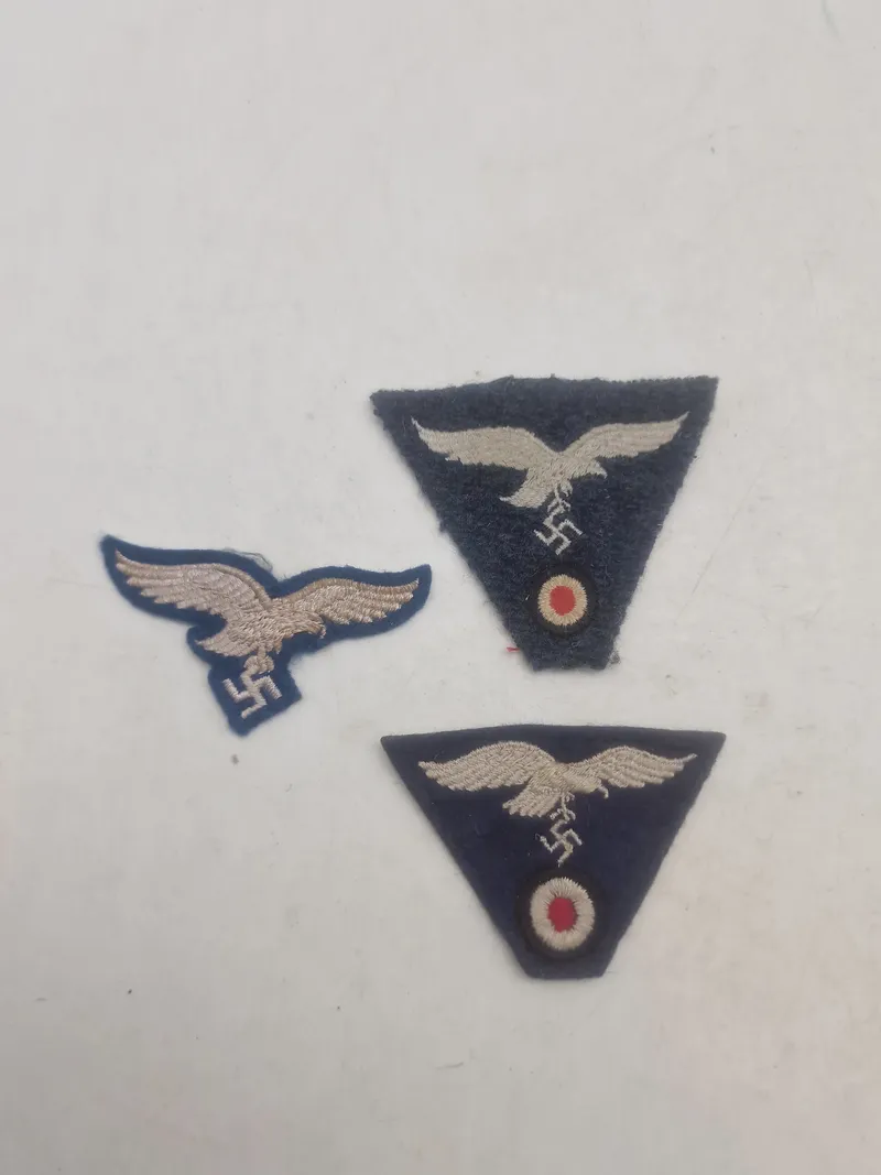 Tysk WWII - 3 stofmærker til huer - 1 ørn til skråhue/M43 og 2 stk. ørn med kokarde til M43 hue - efterkrigs