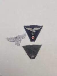 Tysk WWII - 3 stofmærker til huer - 1 ørn til skråhue/M43 og 2 stk. ørn med kokarde til M43 hue - efterkrigs