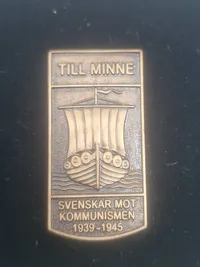 Mærke givet til svenskere, der kæmpede på tysk side under 2.VK. "TILL MINNE - Svenskar mot kommunismen 1939-1945" - med æske. Ekstrem sjælden da der kun er lavet 150 stk. i bronze og 50 stk. i sølv.