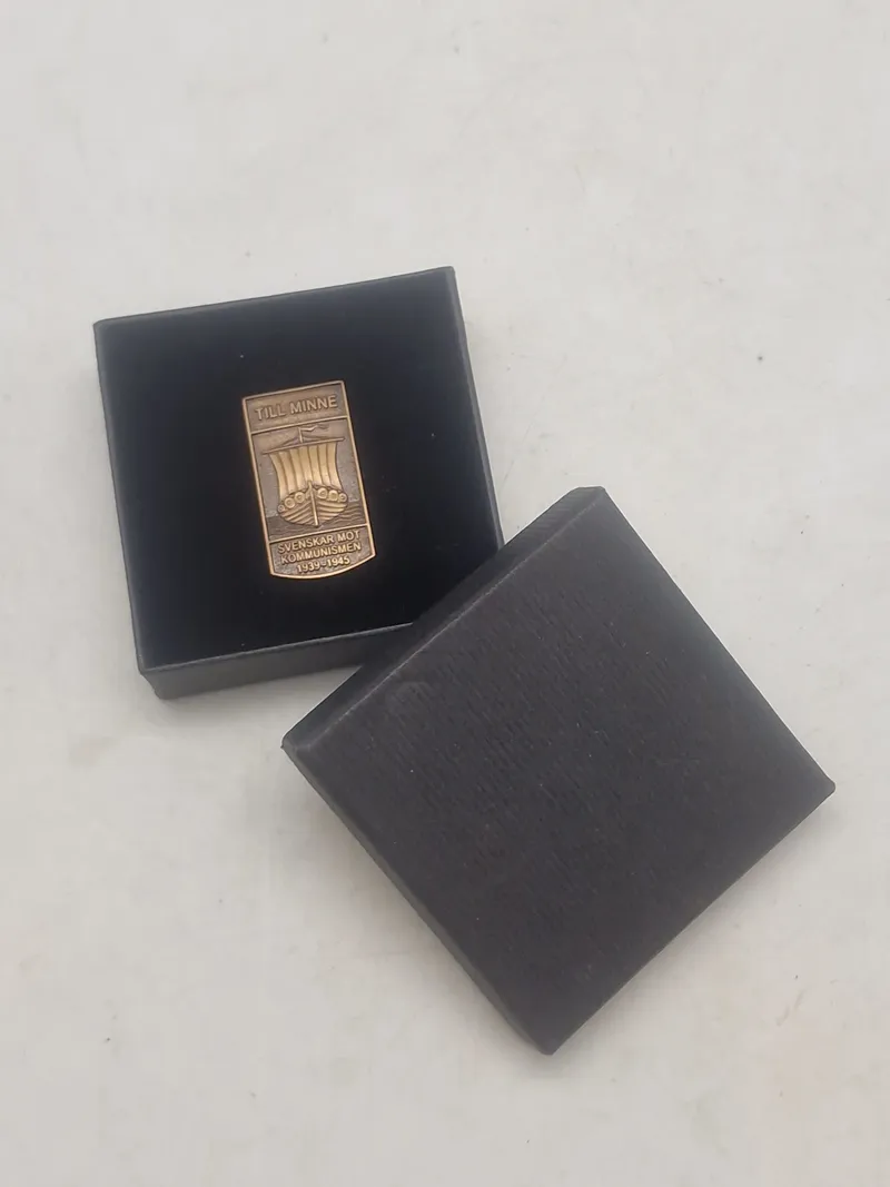 Mærke givet til svenskere, der kæmpede på tysk side under 2.VK. "TILL MINNE - Svenskar mot kommunismen 1939-1945" - med æske. Ekstrem sjælden da der kun er lavet 150 stk. i bronze og 50 stk. i sølv.