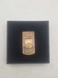 Mærke givet til svenskere, der kæmpede på tysk side under 2.VK. "TILL MINNE - Svenskar mot kommunismen 1939-1945" - med æske. Ekstrem sjælden da der kun er lavet 150 stk. i bronze og 50 stk. i sølv.
