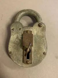 Original stor 18-tals hængelås med nøgle