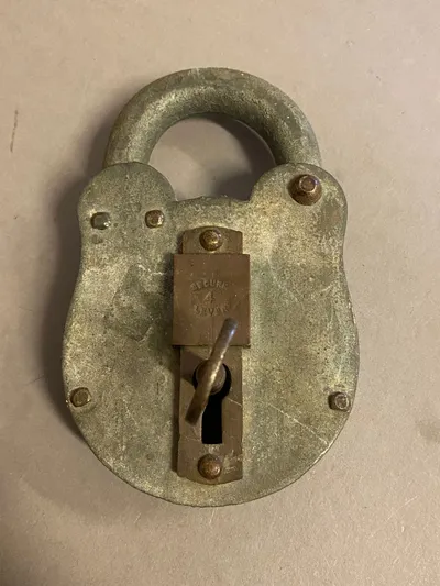 Original stor 18-tals hængelås med nøgle