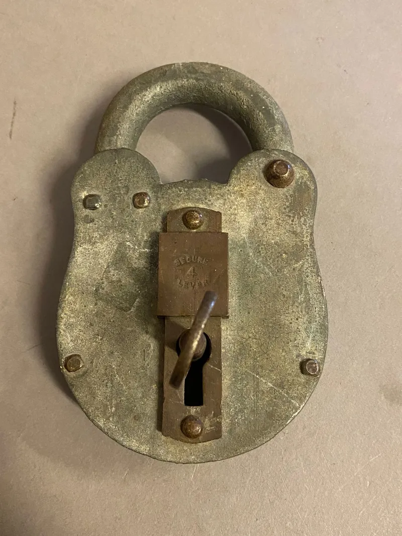 Original stor 18-tals hængelås med nøgle