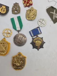 Lot diverse mærker og medaljer