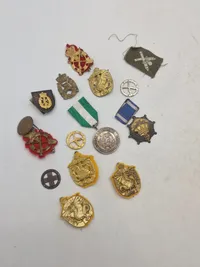 Lot diverse mærker og medaljer