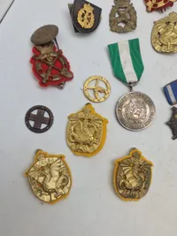 Lot diverse mærker og medaljer