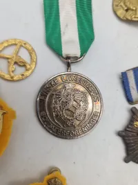 Lot diverse mærker og medaljer
