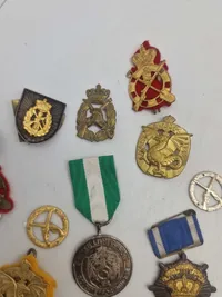 Lot diverse mærker og medaljer