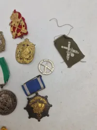 Lot diverse mærker og medaljer
