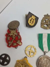 Lot diverse mærker og medaljer