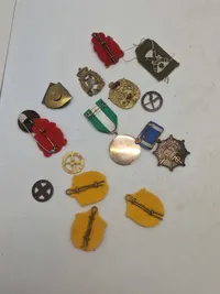 Lot diverse mærker og medaljer