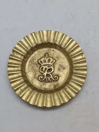 Messing askebæger med monogram af Kong Frederik IX