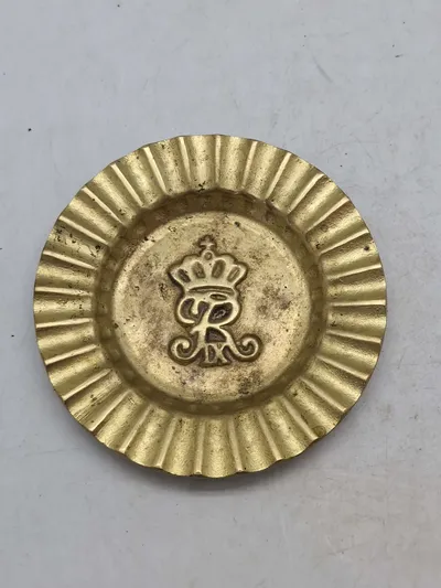 Messing askebæger med monogram af Kong Frederik IX