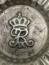 Messing askebæger med monogram af Kong Frederik IX
