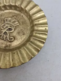 Messing askebæger med monogram af Kong Frederik IX