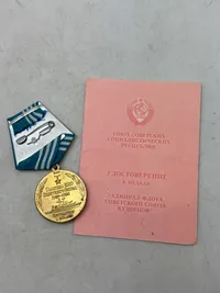 Original sovjetisk jubilæumsmedalje, "Admiral af Sovjetunionens Flåde Kuznetsov", og et tilhørende dokument